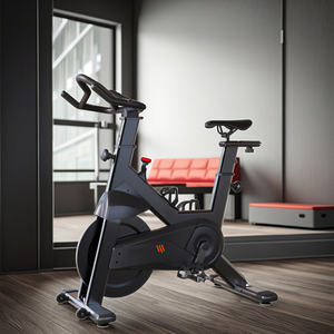 Vélo de spinning cardio <span class=keywords><strong>pour</strong></span> la maison et <span class=keywords><strong>le</strong></span> studio, avec transmission par courroie silencieuse, volant d'inertie de 18 kg, résistance réglable et moniteur numérique - Product Image 4