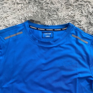 Set <span class=keywords><strong>di</strong></span> T-Shirt e Pantaloncini Sportivi da Uomo all'Ingrosso, 100% Poliestere, Asciugatura Rapida, Anti-Restringimento, Logo Stampato, Traspirante, per Corsa e Calcio - Product Image 2