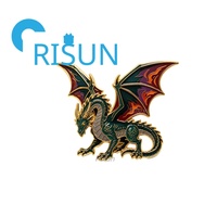 En gros Broche 3D Dragon Doré en Métal Personnalisée, Motif Dragon Volant de Dessin Animé Anime, Thème Fantastique Sombre et Maléfique, Épinglette en Émail