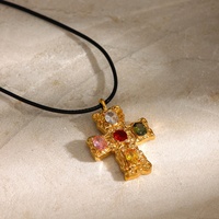 Collier pour femme en or 18 carats, style européen-américain, avec chaîne torsadée et pendentif croix martelé en zircon coloré