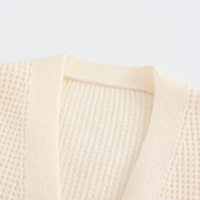 Cardigan en maille gaufrée à col en V pour femme, couleur crème unie, avec décorations de perles, boutons métalliques argentés, garniture de perles et poches plaquées