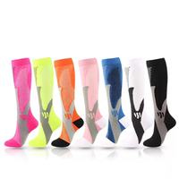 Chaussettes de compression montantes en maille ventilée avec soutien de mollet pour le marathon, le basketball et l'entraînement en extérieur
