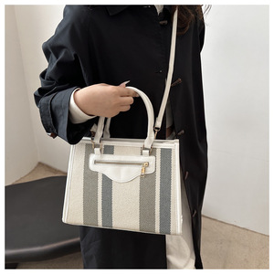 K1346 venta al por mayor <span class=keywords><strong>MU</strong></span> nueva gran oferta bolsos de mano de <span class=keywords><strong>las</strong></span> mujeres de ganchillo diseño de rayas de cebra peso ligero moda coreana Hobo bolsas - Product Image 3