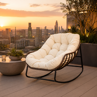 Chaise à bascule moderne en rotin pour l'extérieur - Imperméable et légère pour le jardin, la plage, la terrasse