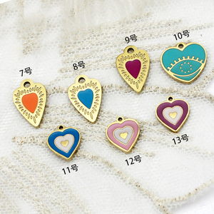 Ramo de Dijes de Esmalte con Forma de Corazón |   Colgante de Corazón de Acero Inoxidable Chapado en Oro PVD de 18K para la Fabricación de Joyas |   Impermeable e Hipoalergénico - Product Image 4