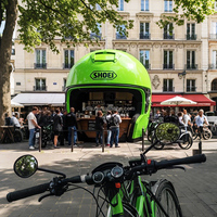 Op maat gemaakte speciaal gevormde helm-vormige foodtruck, multifunctionele koffietrailer met hotdogs, chips, 220V