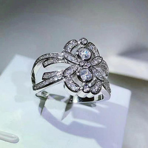 Anello Vintage con Design Floreale a Croce per Donne - Product Image 1