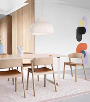 Chaises de restaurant empilables en bois de frêne de luxe léger et créatif avec dossier pour mobilier de restaurant extérieur tendance