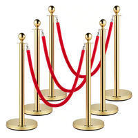 Poteau de barrière de file d'attente en acier inoxydable anti-reflet IP10 avec corde rétractable rouge pour décoration de mariage