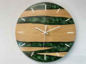 Horloge murale moderne en résine et bois, conçue avec des motifs complexes et une finition haut de gamme pour ajouter du charme à n'importe quel espace. - Product Image 2
