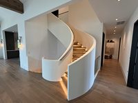 Escalier Courbé Intérieur de Villa, Design de Luxe avec Marches en Pierre ou en Bois