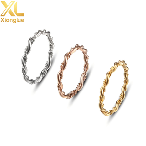 Anillo de Acero Inoxidable Moderno y Versátil, Anillo de Pareja de Lujo Ligero de Alta Gama con Doble Línea Entrelazada en Forma de Cuerda Trenzada - Product Image 1