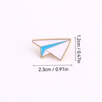Broche en émail élégante et simple avec un design d'avion en papier, adaptée aux personnes soucieuses de la mode dans une esthétique minimaliste.