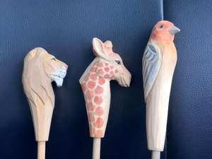 Escova de Costas Artesanal de Madeira com Tema Animal, Ecológica e Personalizável para Casa - Product Image 4