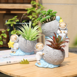 Vaso Creativo in Resina per Piante Grasse da Scrivania, Sfera Decorativa per Giardino, Vaso per Piante Grasse a Forma di Pianeta Astronauta, Piccolo Vaso Decorativo - Product Image 4