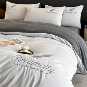 Juego de Ropa de Cama Personalizado de 4 Piezas con Bordado de Terciopelo Cristalino, Funda de Edredón de Franela y Sábanas de Terciopelo Coral - Product Image 2