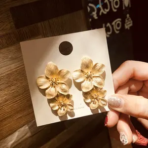 Kaimei 2021 Fashion Women Cream Lacquered Layering Floral Petals Daisy Big Flower Leaf Petal Painted Drop Earrings For Women