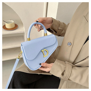 Nuevo estilo de moda, bolso de mujer con cierre alfabético, bolso de sillín, bandolera de hombro para mujer, bolso semicircular para siluetas delgadas - Product Image 4