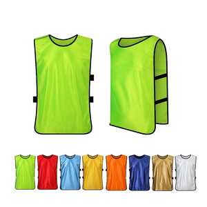 เสื้อกีฬาฟุตบอลฤดูร้อนแบบสั่งทำพิเศษพร้อมถุงเท้า ตัดอัตโนมัติ เสื้อตาข่ายสำหรับฝึกซ้อม บริการสกรีนพิมพ์แบบ OEM มีให้บริการ - Product Image 1