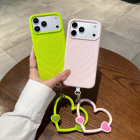 Coque de téléphone en silicone liquide confortable au toucher pour iPhone 16 17 18 Pro Max, avec bracelet chaîne cœur 3D mignon et protection antichoc