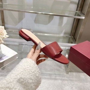 รองเท้าหนังดีไซน์เนอร์คุณภาพสูง ลายเรียบง่าย สวมใส่สบาย กันลื่น จากแบรนด์ดัง รองเท้าส้นแบน - Product Image 3