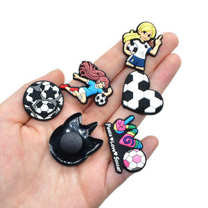 2025 Últimas noticias llegadas venta al por mayor PVC zuecos encantos diseñador personalizado lindo moda divertido a granel famoso equipo de fútbol zapatos encantos - Product Image 6