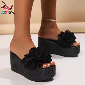 Sandales à talons rouges à fleurs pour femmes 2025 – Nouvelles tongs grande taille avec fonction lumineuse douce, parfaites pour la plage en été et au printemps - Product Image 1