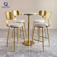 QIAN CHENG neue Rückenlehne Kunstleder Messing Metall gepolstert Barhocker Hochstuhl Tisch Set Lieferanten Luxus Club Silla Bar