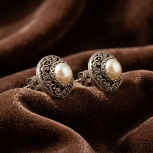 Boucles d'oreilles clous rondes personnalisées en fausses perles, style vintage bronze antique, sculptées, hypoallergéniques, cadeau pour femme - Product Image 2