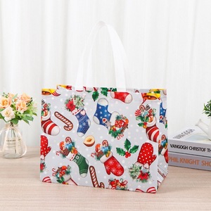 Bolsas de compras de copos de nieve esmerilada Tema blanco azul helado Suministros para festivales de las maravillas de invierno - Product Image 1