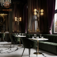Ensemble de mobilier de luxe pour hôtel et restaurant : table et chaises, banquette incurvée en pierre frittée et velours, canapé pour café