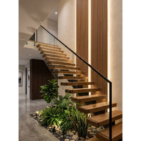 Escalier moderne CBMmart pour la maison avec marches en bois de chêne, structure métallique, garde-corps en verre, escalier droit