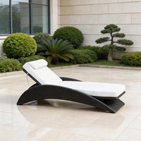 Chaise longue d'extérieur en rotin courbé, structure en fer, résistante aux intempéries, avec dossier réglable et coussin