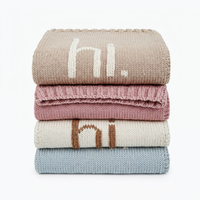 OEM Personnalisé 45x60cm "hi." Couverture de poussette tricotée brodée pour bébé, cadeau de naissance pour les boutiques de vêtements pour nouveau-nés