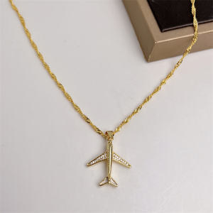 قلادة نسائية أنيقة مطلية بالذهب عيار 18 قيراط مع قلادة على شكل طائرة مرصعة بالزركونيا المكعب - Product Image 5