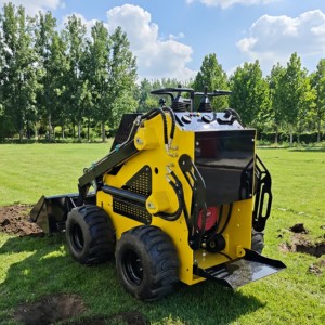 Minicargadora Hidráulica 4x4 con Ruedas, Económica y Compacta para Jardines Pequeños, Disponible con Certificación EPA Euro5 y Accesorios Opcionales - Product Image 4