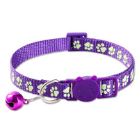 Colliers pour animaux de compagnie qui brillent dans le noir pour chats et chiens avec clochettes, empreintes de pattes de dessins animés et boucles de sécurité réglables dans des couleurs assorties