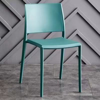 Chaise de salle à manger empilable en plastique PP coloré, nouveau design, pour extérieur, salon, café, restaurant - Vente en gros