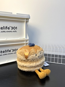 Jellycat Peluche Exclusivo de <span class=keywords><strong>Nueva</strong></span> <span class=keywords><strong>York</strong></span> con Forma de Panqueque de Arándanos, 13x18cm, Animal de Peluche Suave con Sombrero de Satén Dorado y Detalle de Arándanos - Product Image 3
