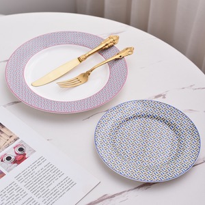 Ensemble de 2 assiettes de luxe modernes en porcelaine fine européenne, incrustées d'or, écologiques, avec coffret cadeau – Meilleures ventes - Product Image 5