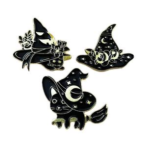 Al por mayor: Broches de metal de dibujos animados, Pin de esmalte de gato mágico lindo, Broche de sombrero de mago estrellado, Pin gótico de brujería negra, Souvenir para ropa - Product Image 1