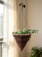 Panier suspendu rond en osier brun foncé, bord en corde beige, doublure en plastique, 3 crochets métalliques, pot de fleurs de jardin
