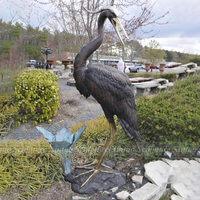 Sculpture de fontaine en bronze sur mesure en forme d'héron, technique de moulage, couleur et taille personnalisables pour la décoration de jardin extérieur