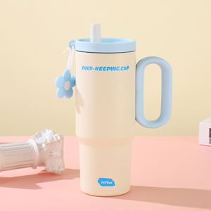 Mug de voyage isotherme 24oz 720ml avec poignée Macaron, couvercle et paille, antidérapant, OEM ODM, couleur cerise - Product Image 3