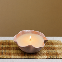 Bougie décorative en cire de soja botanique, élégante, rose vif, en porcelaine, à bord festonné, pour centre de table de Noël.