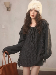 Pull chic à col en V et franges, style bohème, à nouer sur le devant avec détails en pompons. Haut en tricot surdimensionné pour une ambiance hivernale confortable - Product Image 3