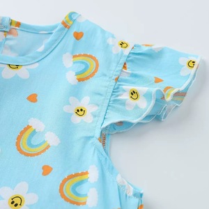 Robe <span class=keywords><strong>de</strong></span> <span class=keywords><strong>nuit</strong></span> d'été pour petites filles avec logo personnalisé, imprimé marguerites arc-en-ciel sur toute la surface, manches volantées et boutons au dos - Product Image 2