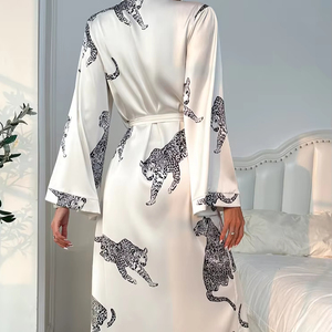 Nueva llegada: Bata de lujo de manga larga con estampado de leopardo, camisón sexy de satén para mujer - Product Image 3