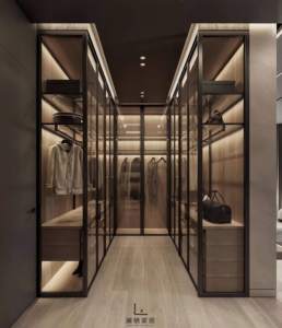 <span class=keywords><strong>Dressing</strong></span> moderne de luxe en bois avec armoires en verre foncé, banquette longue, unité de <span class=keywords><strong>dressing</strong></span> sur mesure assemblée pour résidences haut de gamme - Product Image 1
