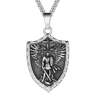Collana con Ciondolo a Scudo in Acciaio al Titanio per Uomo, Stile Retrò Personalizzato Europeo e Americano con Croce e Angelo Guerriero - Product Image 4